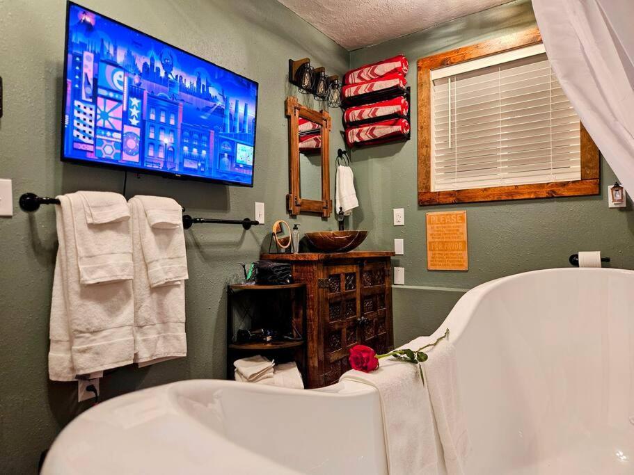 Private Cabin- Breakfast - Double Tub - 75In Tv - Sup - Washer Dryer - Bbq West Point 외부 사진